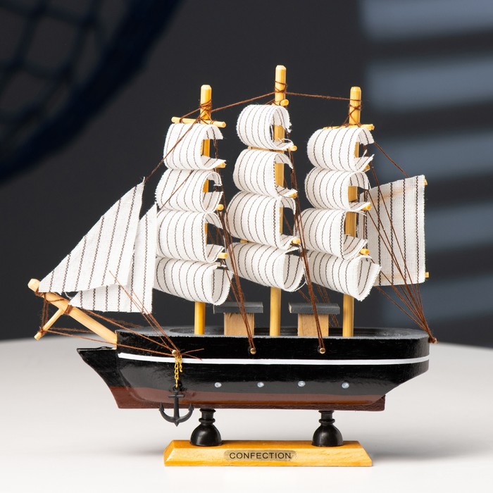 Корабль сувенирный малый - борта чёрные с белой полосой, каюты, три мачты, белые паруса с полосой