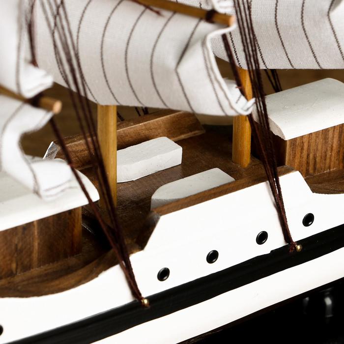 Корабль сувенирный средний «Трёхмачтовый», борта белые с чёрной полосой, паруса белые, микс, 41 х 37 х 8 см