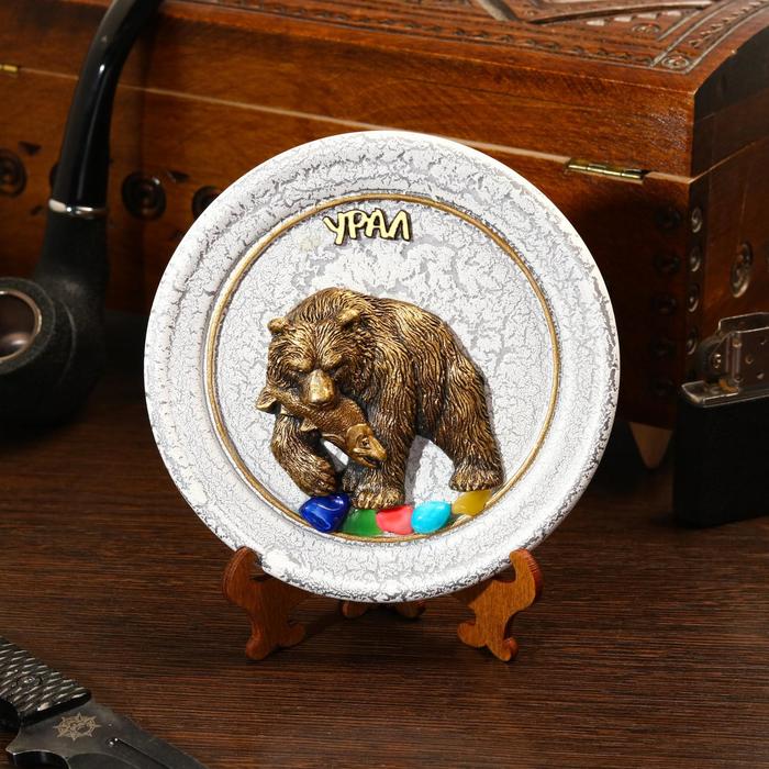 Тарелка сувенирная "Медведь с рыбой новый", керамика, гипс, минералы, d=11 см