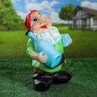 Садовая фигура "Гном с бутылкой" 34х22см Садовая фигура "Гном с бутылкой" 34х22см