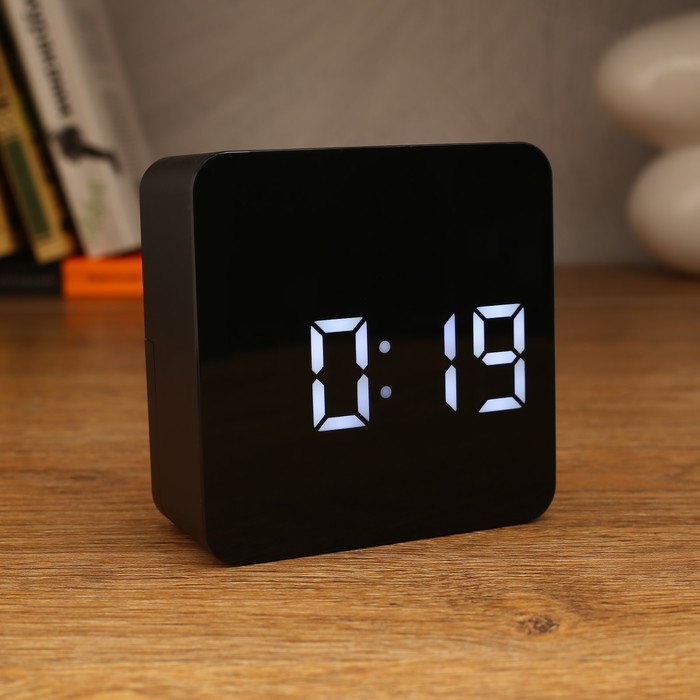 Часы-будильник электронные с календарём и  термометром, 3 ААА, от USB, 10.5х10.5х4.5 см