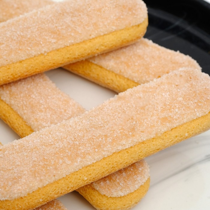 Печенье для тирамису купить. Печенье Savoiardi для тирамису. Тирамису с печеньем савоярди. Бисквитное печенье савоярди. Печенье Gastone Lago Savoiardi бисквитное 400 г Италия.