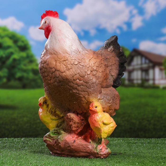 Куры с доставкой спб. Курочка. Фигура курицы. Фигурка Курочка с цыплятами. Фигуры в сад курицы.