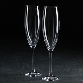 Set of glasses for champagne 