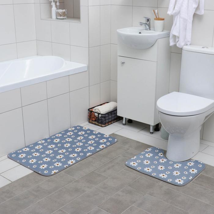 Набор ковриков для ванны и туалета Доляна «Ромашки», 2 шт: 50×80, 40×50 см, цвет серый