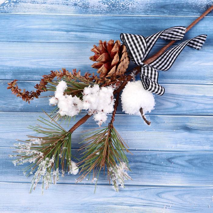 Декор "Зимнее очарование" шишка яблоко ягоды в снегу бантик 29 см - фото 9256862