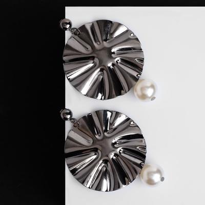 Earrings with pearls, "Atmosphere" compressed drive, white in grey metal