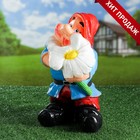 Садовая фигура "Гном с ромашкой" 19х23х35 см Садовая фигура "Гном с ромашкой" 19х23х35 см