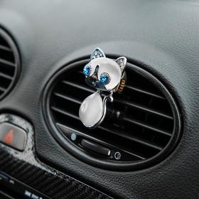 The decoration in the vent of the car "Kitty"
