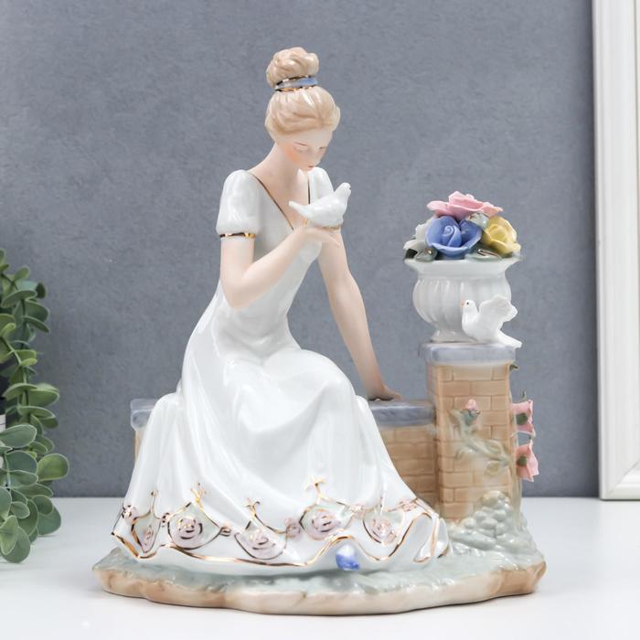 Сувенир керамика "Девушка у клумбы с голубями" 28х21х14 см - фото 8271953