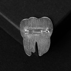 Брошь "Медицина" зуб, цвет белый в серебре - фото 11066981