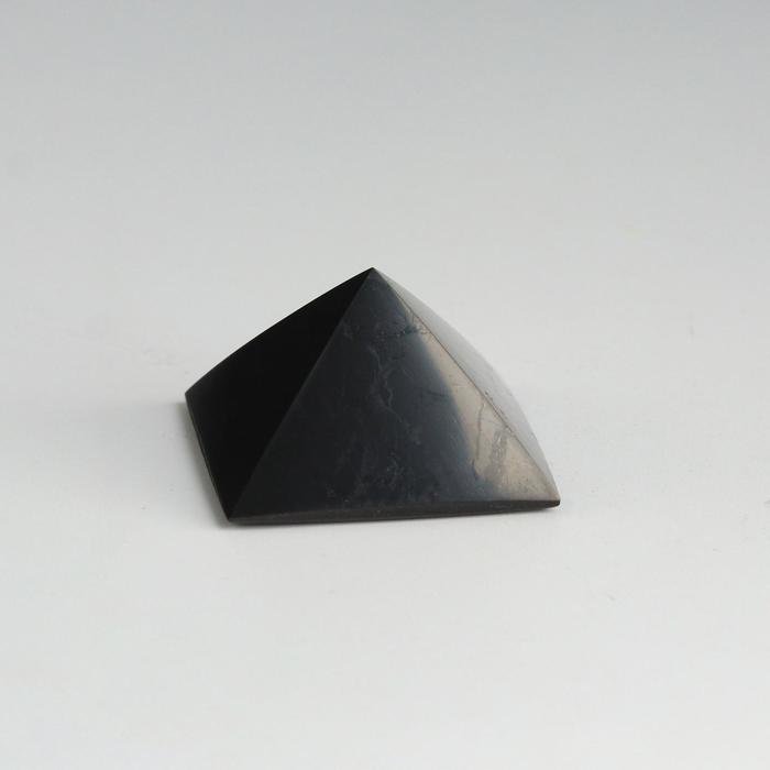 Пирамида из шунгита, полированная, 3 см