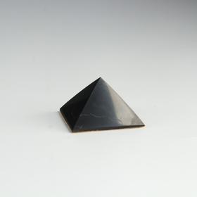 Пирамида из шунгита, в авто с двухстор.скотчем, полированная, 4 см