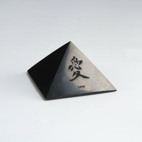 Пирамида из шунгита "Иероглиф", полированная, 5 см. микс