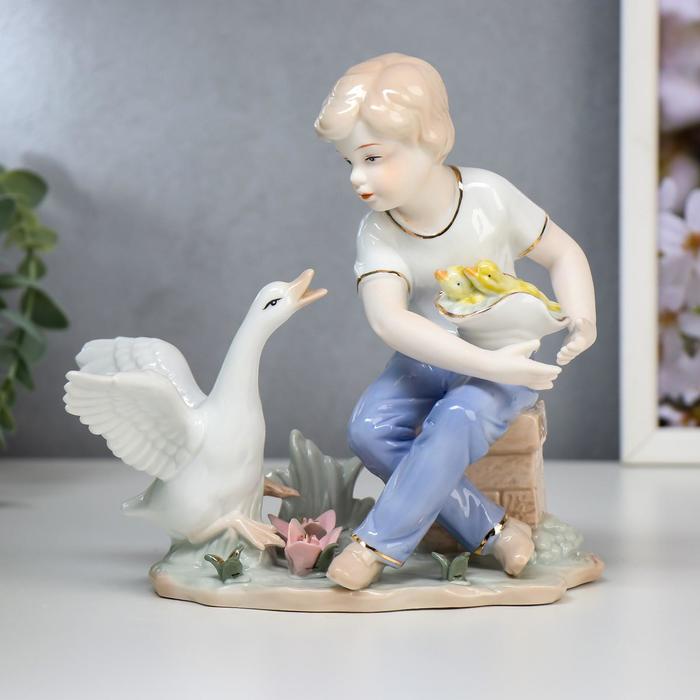 Сувенир керамика "Мальчик с цыплятами и гусём"микс 19х18х8,8 см - фото 9107624
