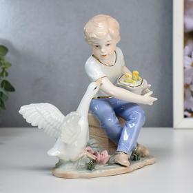 Сувенир керамика "Мальчик с цыплятами и гусём"микс 19х18х8,8 см - фото 9107625