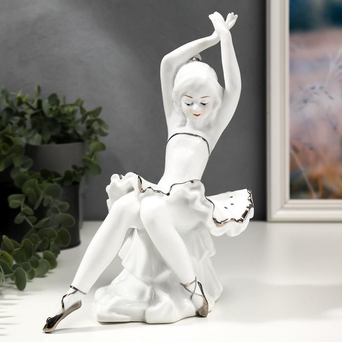 Сувенир керамика "Балерина в волнистой пачке на пуфе" белый с серебром 24х12х19,5 см - фото 1018995
