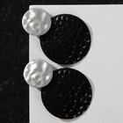 Серьги металл "Тренд" мятые диски, цвет чёрный в матовом серебре - фото 3332418