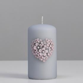 Свеча - цилиндр "Цветочное сердце ", 6х11,5 см , светло-серый матовый в Донецке