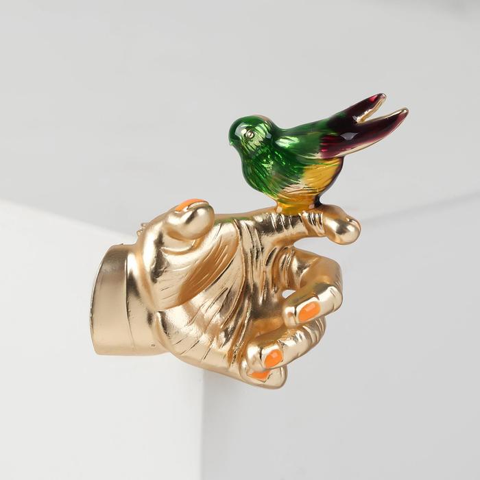 Брошь "Птичка" на руке, цветная в матовом золоте - фото 3351680