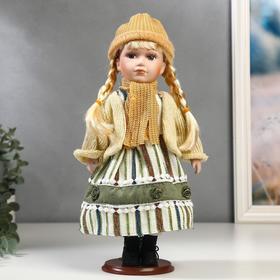 Кукла коллекционная керамика "Блондинка с косами платье зелён.полоска и белый кардиган" 30см   54832 в Донецке