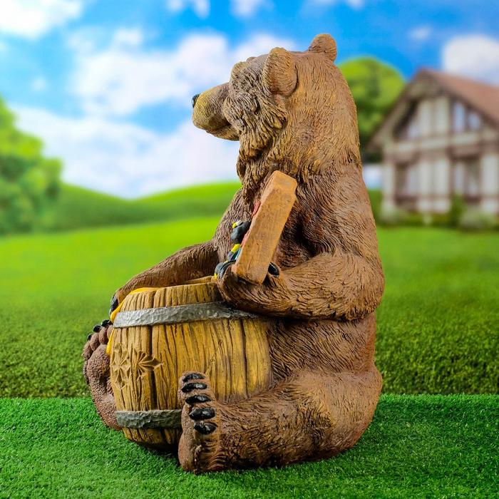 Садовая фигурка мишка. Садовая скульптура мишка. Мишка садовый воришка. Украшения с медведем. Мишка керамический.