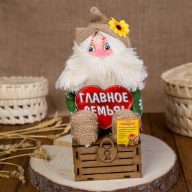 Оберег-домовой "Славуся в льняном колпаке, на сундуке с сердцем", средний, микс в Донецке