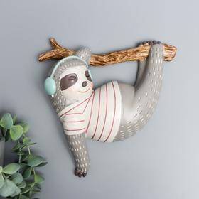 Сувенир полистоун настенный декор "Ленивец в наушниках на ветке" серый 19,5х19х4,3 см