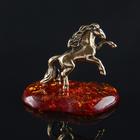 Сувенир "Конь", латунь, янтарная смола, 3,0х0,8х3,7 см - фото 9263550