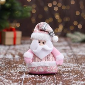 Мягкая игрушка "Дед Мороз в вязаном костюме" 9х15 см, розовый в Донецке