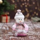 Мягкая игрушка "Снеговик в вязаном костюме" 9х15 см, розовый - фото 106979348