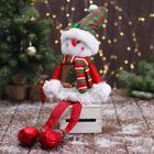 Мягкая игрушка "Снеговик в новогоднем костюме - длинные ножки" 12х62 см - фото 106982931