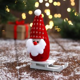 Мягкая игрушка "Дед Мороз на санках" 5х13 см, красный в Донецке
