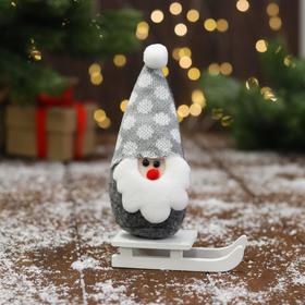 Мягкая игрушка "Дед Мороз на санках" в шапке 5х13 см, серый в Донецке