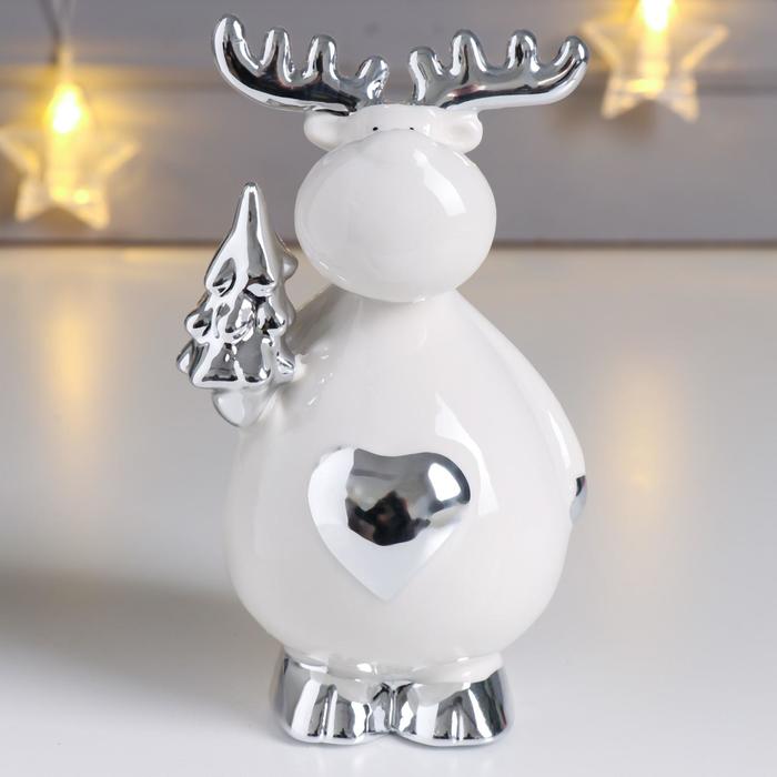 Сувенир керамика "Лосик с ёлочкой, с сердцем на пузе" серебро 15х8,3х8,8 см - фото 8810125