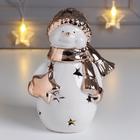 Сувенир керамика подсвечник "Снеговик в шапке, шарфе, со звездой" роз. золото 14,3х8,5х11см