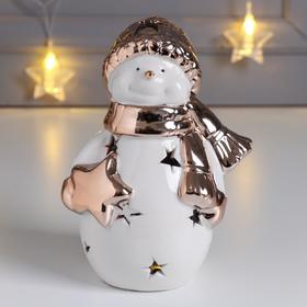Сувенир керамика подсвечник "Снеговик в шапке, шарфе, со звездой" роз. золото 14,3х8,5х11 см   63432 в Донецке
