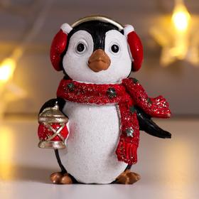 Сувенир полистоун "Пингвинёнок Рико в наушниках и шарфе, с фонариком" красный 8х4,5х6,5 см