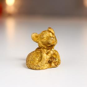 Сувенир полистоун "Золотой тигрёнок с золотыми монетами" МИКС 4,2х3,5х3,5 см - фото 10366024