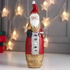 Сувенир полистоун "Дед Мороз в красной шубе с золотом, с фонарём и конфетой" 28,5х8х8,5 см - фото 3790185