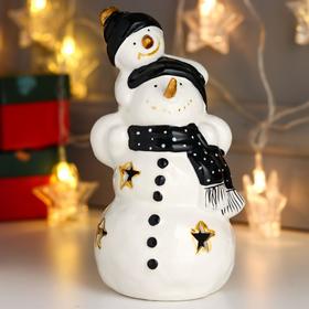 Сувенир керамика свет "Снеговик с малышом, чёрные колпаки и шарфы" 19х10х10 см