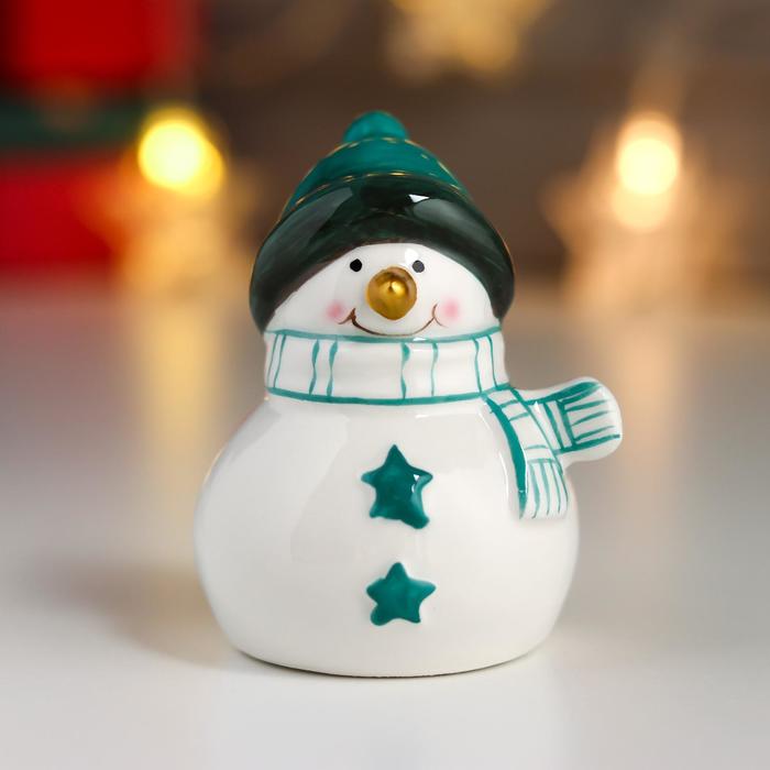 Сувенир керамика "Снеговик, зелёная шапка и шарф, звёздочки" 8,9х6х6,5 см - фото 1790754