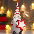Сувенир керамика "Дед Мороз, серый кафтан, полосатый колпак, большая звёзда" 17,5х6,5х7 см - фото 3792427
