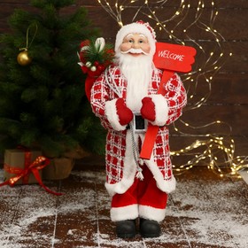 Дед Мороз "В красной клетчатой шубе, с табличкой и подарками" 25х45 см