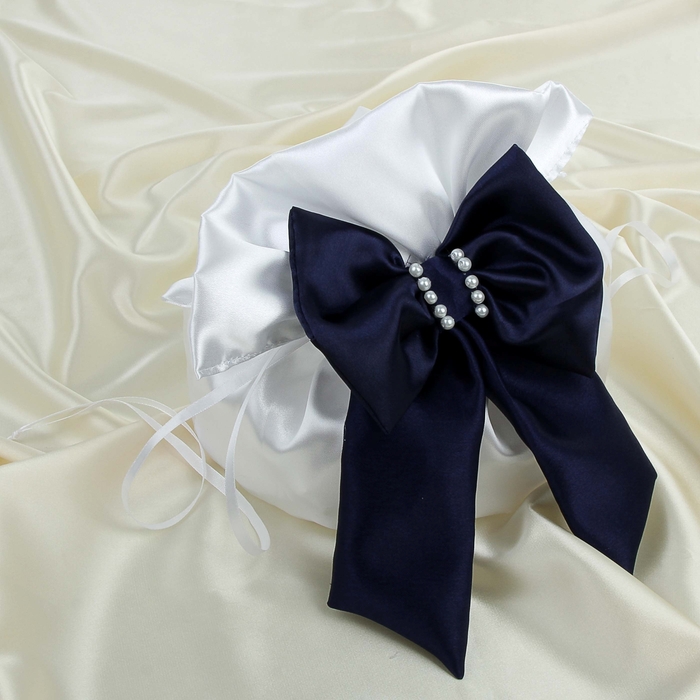 Сумочка невесты атласная, белая с синим бантиком