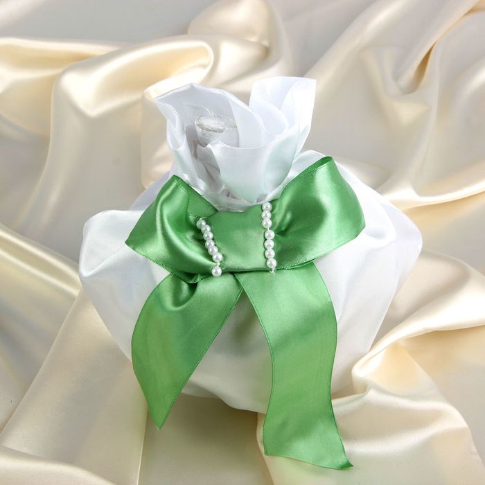 Сумочка невесты атласная, белая с зелёным бантиком