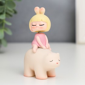 Сувенир полистоун "Малышка на медведе" пружинка 8х3х5,5 см