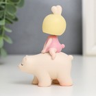 Сувенир полистоун "Малышка на медведе" пружинка 8х3х5,5 см - фото 800484384