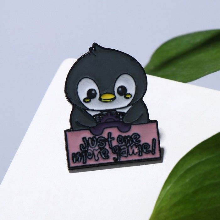 Значок "Пингвинчик" с джойстиком, цвет серый в чёрном металле - фото 3715528