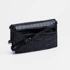 Сумка жен 17*5*10, отд на клапане, длин ремень, крокодил лак, черный/коричневый - фото 800982803